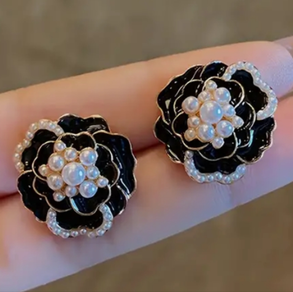 Inlaid pearl black Camellia Flower Earrings NWT